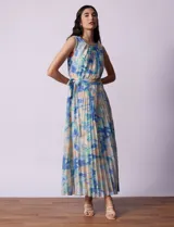 Vestido midi de gasa plisada con estampado abstracto en tonos azules, verdes y beige. Escote redondo, sin mangas, cintura elastizada con lazo de ajuste y abertura central en la espalda con botón.