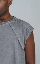 Remera manga corta gris con recortes en delantero y mangas con proceso efecto gastado confeccionada en textil premium 100% algodón calce oversize.
