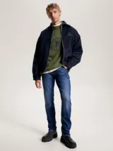 Jeans de corte recto con efecto desgastado, arrugas en muslos y detalles desteñidos en rodillas, de la marca Tommy Hilfiger.