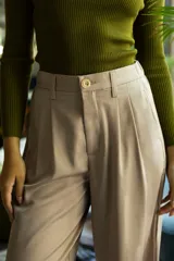 Pantalón palazzo de tiro alto color violeta, de satén. Tiene pretina delantera con pasadores, botón y cierre, pretina trasera elastizada y bolsillos verticales delanteros.