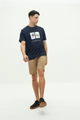 Remera verde agua de manga corta con estampado de dos fotografías en el frente.