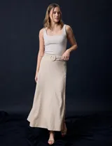 Falda larga color beige de lino y rayón, con pretina ancha, pasadores y cinturón con hebilla redonda. Marca Tahari.