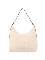 Bolso tipo hobo color beige con diseño acolchado a cuadros. Tiene correa de hombro fina en color negro y cierre superior con cremallera.