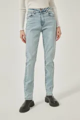 Pantalón de jean celeste de corte recto y tiro medio.
