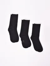 Pack de tres pares de medias de caña media color negro.