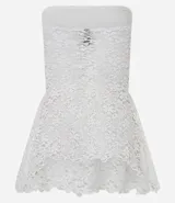 Blusa sin breteles de encaje blanco con escote recto y bajo con puntas diferenciadas.