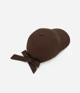 Gorra de sarga color marrón oscuro, con visera curva y un lazo ajustable en la parte trasera.