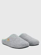 Pantuflas grises de fieltro con plantilla de fieltro y borde superior celeste.
