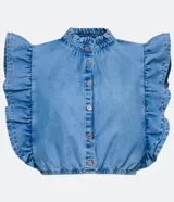 Camisa cropped de jeans celeste, sin mangas, con cuello alto, cierre frontal con botones, volantes en cuello y laterales, y elástico en la cintura.