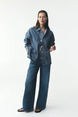Pantalón de jean azul de corte ancho, tiro alto y efecto lavado.