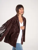 Blazer de gamuza color chocolate con flecos largos y botones decorativos.