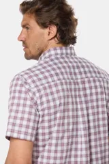 Camisa de hombre a cuadros blancos, rojos y azules, de manga corta y confeccionada en algodón.