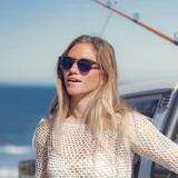 Lentes de sol con montura color marrón claro y lentes degradadas marrones.