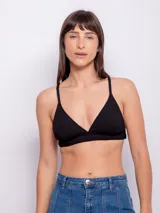 Top de bikini negro de triángulo fijo con breteles finos regulables. Presenta textura diferenciada, forro interior y copas desmontables.