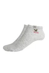 Pack de tres pares de medias grises tobilleras con detalle de cerezas bordadas.