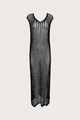 Vestido largo negro de tejido calado con mangas cortas y cuello redondo.