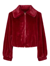 Chaqueta corta roja de piel sintética con cuello clásico, cierre frontal con cremallera y mangas largas abullonadas con puños elásticos.