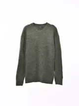 Sweater de punto color verde musgo, con cuello redondo y mangas largas.