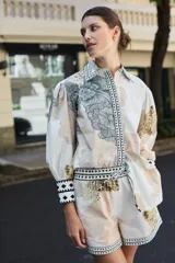 Camisa de popelina con estampado de leopardos y flores, mangas con volumen y puños con tres botones.