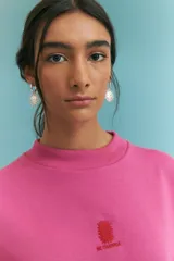 Buzo fucsia de corte holgado, cuello redondo y manga larga.