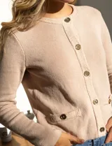 Cárdigan tejido color beige, marca Ninety. Escote a la base y abertura central con botones metálicos. Delantera con bolsillos simulados.