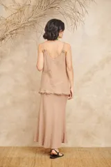 Musculosa color beige de lino, con breteles finos y terminación desflecada en el ruedo.