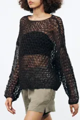 Jersey marrón de punto calado con cuello barco y mangas largas.