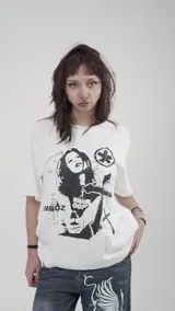 Remera blanca de algodón con estampado en negro de una mujer, una cruz y texto.