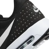 Championes Nike Air Max Tavas negros con detalles en blanco. Capellada de malla y gamuza, entresuela de espuma y suela exterior de goma tipo Waffle.