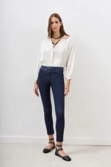 Jean slim azul oscuro de tiro alto, confeccionado en algodón y elastano.