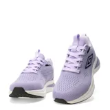 Championes Umbro modelo Vega, color violeta claro con detalles en negro y blanco. Presentan un diseño de malla transpirable, cordones a tono y el logo de Umbro en negro en el lateral. La suela es blanca con detalles en violeta y base negra.