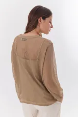 Sweater de punto calado color camel, con escote en V y mangas largas.