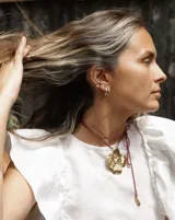 Aro earcuff plateado y dorado con diseño texturizado que simula lava.