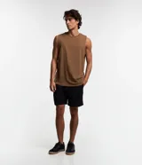 Musculosa blanca de algodón con cuello redondo y corte clásico.