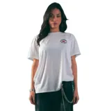 Remera blanca de algodón con logo estampado en el pecho.