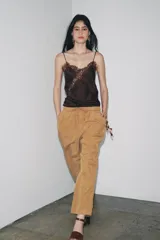 Pantalón jogger wide leg color crudo, confeccionado en hilatura con lino. Tiro medio, cintura elástica ajustable con cordones, bolsillos laterales ocultos en costura y pierna ancha.