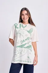 Remera de manga corta color crudo, corte oversize, con estampa de Río de Janeiro en color verde.