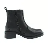 Bota corta negra de cuero sintético, con caña baja, punta redondeada y taco cuadrado bajo.