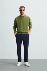 Pantalón largo de vestir gris claro con estampado de cuadros, corte slim fit y cintura elástica. Confeccionado en tejido con alta elasticidad, bolsillos frontales y cierre frontal con cremallera y botón.