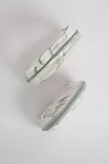 Set de dos necessaires de forma semicircular, con cierre superior y diseño marmolado en tonos grises y blancos. Uno de los necessaires es completamente opaco y el otro tiene la parte superior transparente con borde rosado.