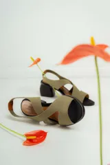 Sandalias de cuero color marrón con tiras cruzadas y taco bloque de madera.