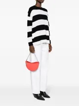 Bandolera Longchamp modelo Crossbody Smile S, color blanco con correa de cadena plateada.