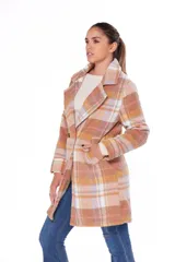 Sacón con estampado escocés en tonos beige, marrón y blanco, con solapas amplias y cierre cruzado con botones.