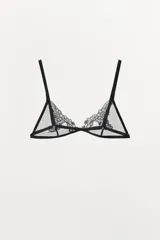 Bralette triangular color dorado con encaje floral, de tul semitransparente y tirantes finos regulables. Cierre trasero con gancho metálico.