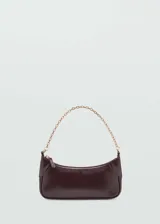 Bolso tipo baguette color marrón oscuro de efecto piel, con asa corta de cadena dorada y asa larga ajustable.