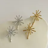 Par de caravanas plateadas de acero quirúrgico hipoalergénico con forma irregular.