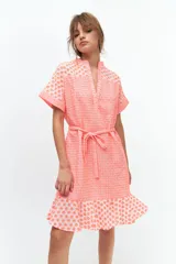 Vestido corto color coral con estampado de flores pequeñas, cuello mao y escote en V.