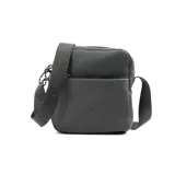 Bandolera negra de cuero con correa ancha ajustable con el logo de la marca estampado.