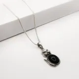 Conjunto de collar y dije de gato en plata 925 con piedra de ónix negra.