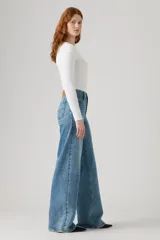 Pantalón de jean celeste de corte wide leg.